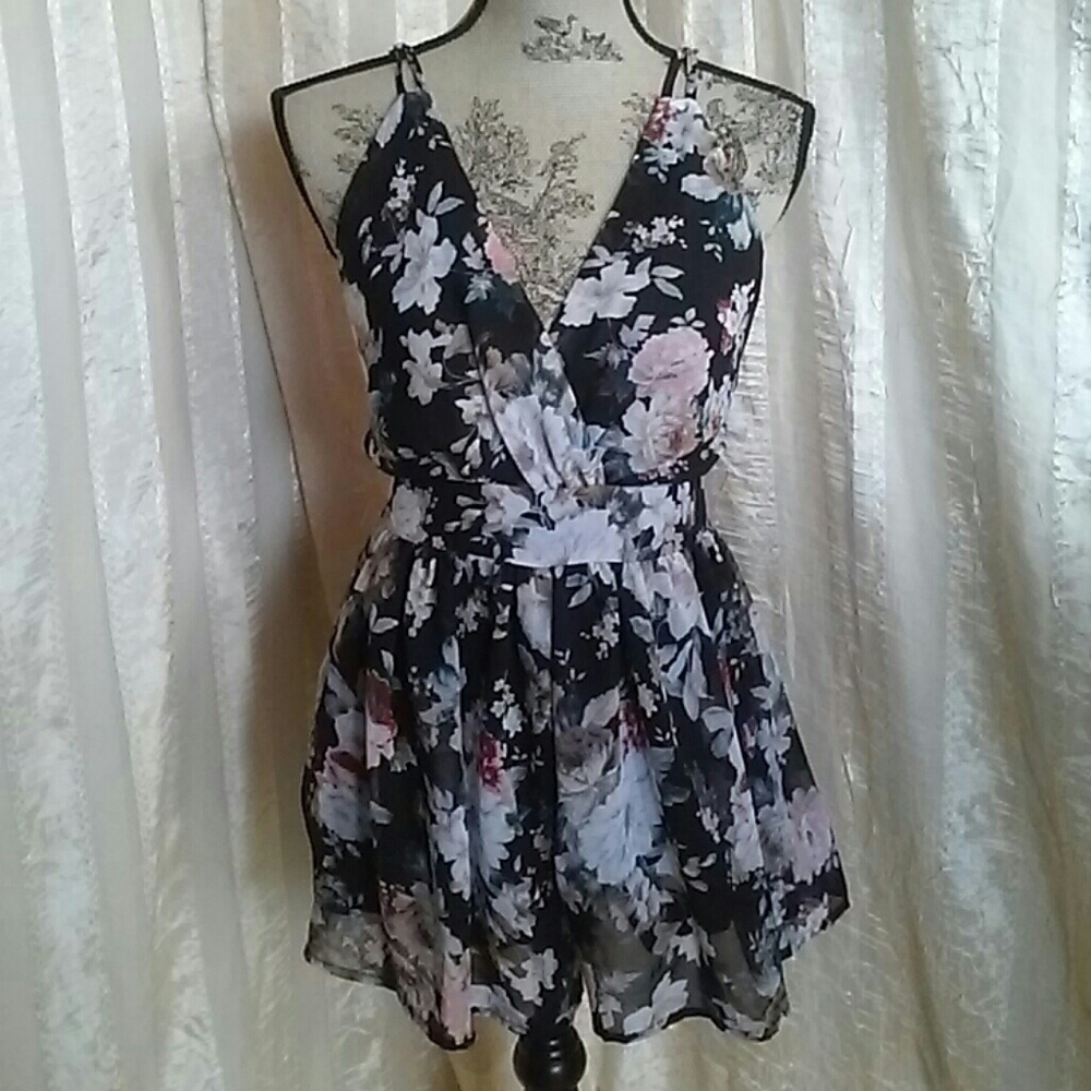 Veveret Pretty Feminine Floral Shorts Romper